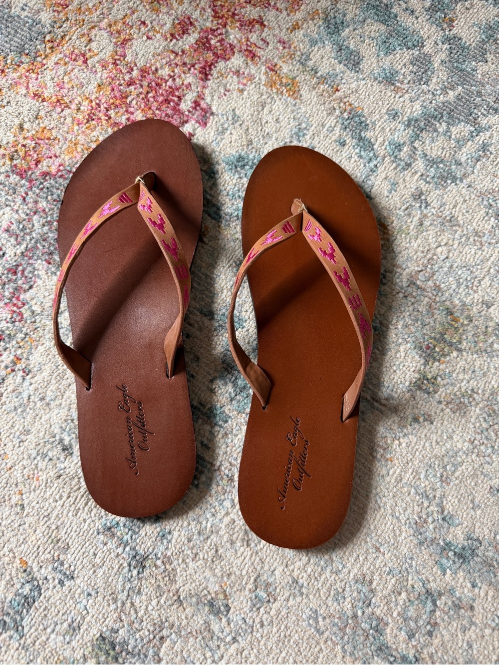 Women’s American Eagle Brown Faux Leather Flip Flops w/ Pink Accent- Size 8.5/9
